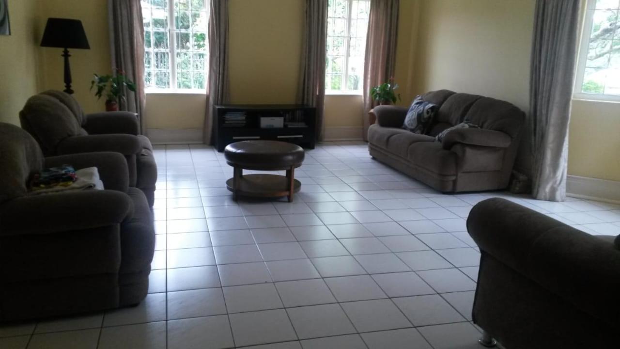The Crescent Guesthouses - Bnb/Self Catering Durban Buitenkant foto