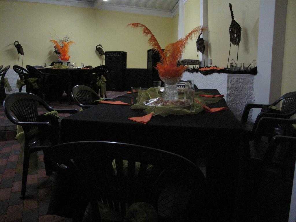 The Crescent Guesthouses - Bnb/Self Catering Durban Buitenkant foto