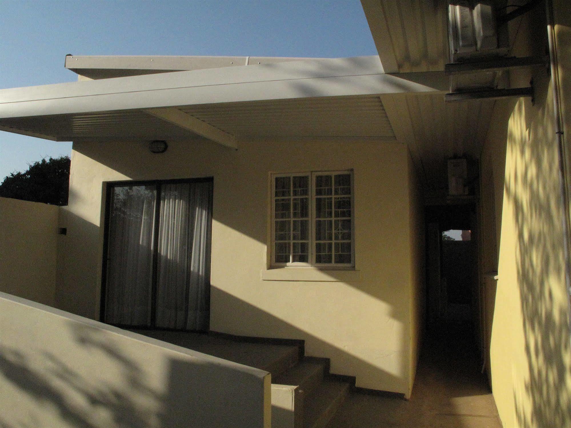 The Crescent Guesthouses - Bnb/Self Catering Durban Buitenkant foto
